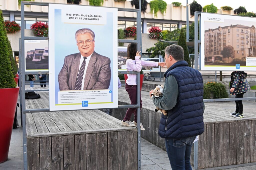 Photo illustrant une exposition à ciel ouvert devant la mairie de Joué-lès-Tours